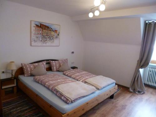 um quarto com uma cama num quarto em Lucky Home Ferienwohnung em Füssen