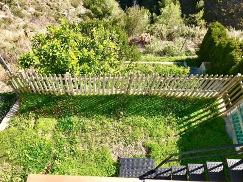 Κήπος έξω από το Apartamentos Axarquia , Frigiliana, terraza privada con vistas a la montaña rio y al mar