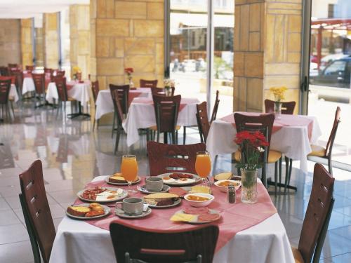 Un restaurante u otro lugar para comer en Athena Hotel