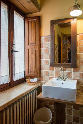 Bilik mandi di Hostal Peña Santa