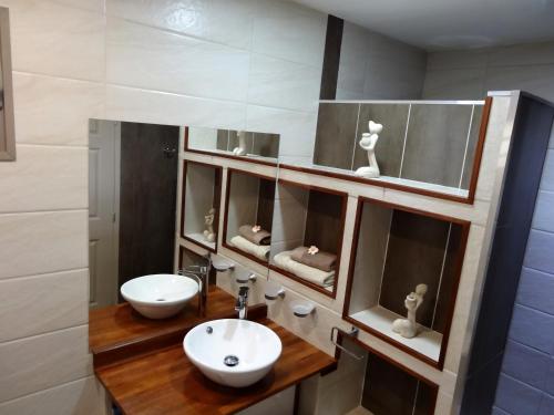 Ένα μπάνιο στο Pension Tiputa Lodge Rangiroa
