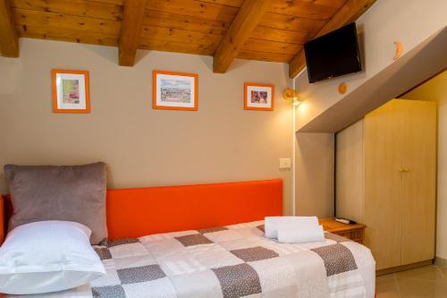 En eller flere senge i et værelse på Amartìa Apartments
