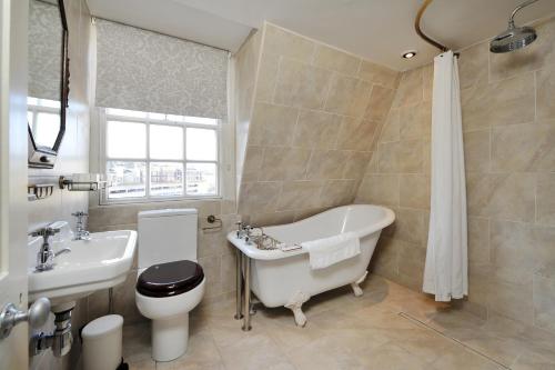 Ένα μπάνιο στο Luxury Regency Apartment in Bath City Centre
