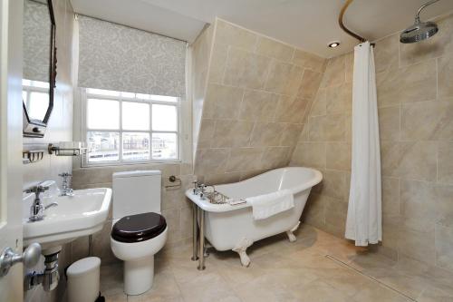 Bilik mandi di Luxury Regency Apartment in Bath City Centre