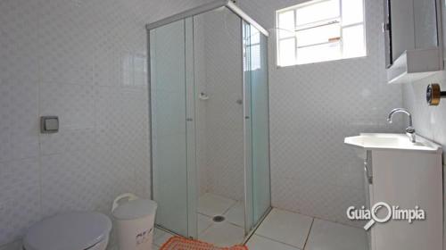 a bathroom with a shower and a toilet and a sink at Casa Temporada Silvana in Olímpia