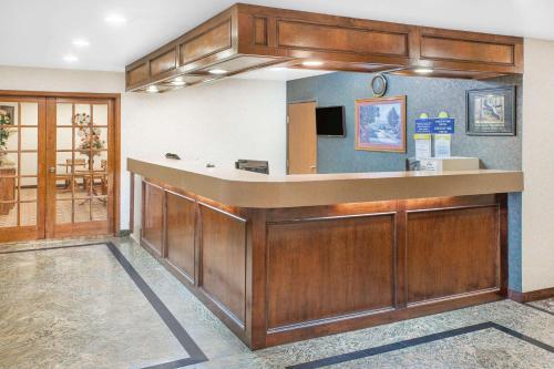 a lobby with a reception desk in a room at Days Inn & Suites by Wyndham Brinkley in Brinkley