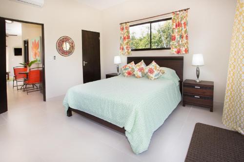 Ein Bett oder Betten in einem Zimmer der Unterkunft Toucan Villa Newer with WiFi & Pool - Digital Nomad Friendly