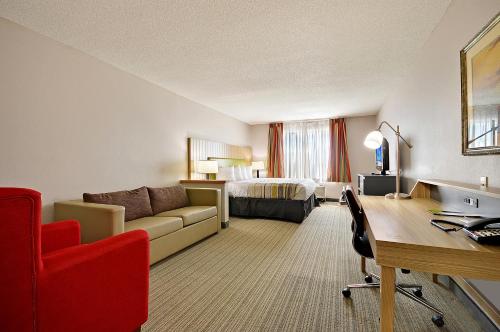 Гостиная зона в Country Inn & Suites By Radisson, Charleston North, SC