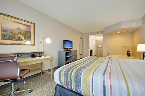 Телевизор и/или развлекательный центр в Country Inn & Suites By Radisson, Charleston North, SC