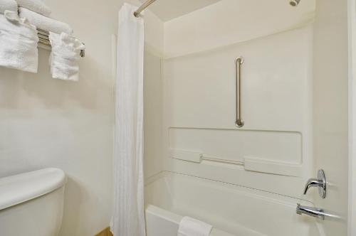 Ванная комната в Country Inn & Suites By Radisson, Charleston North, SC