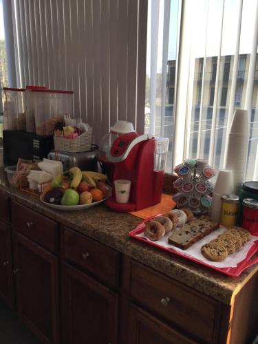 Un comptoir avec un paquet de nourriture. dans l'établissement Hope Inn, à Lenox