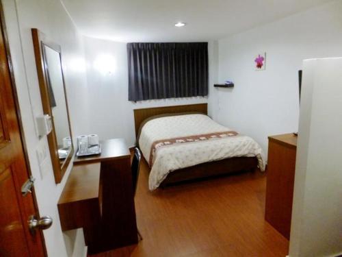 Postel nebo postele na pokoji v ubytování Orchid Inn