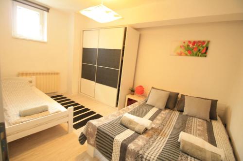 um quarto com duas camas e uma janela em Apartment Marijin Dvor Deluxe em Saraievo