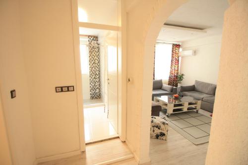 um corredor que leva a uma sala de estar com um sofá em Apartment Marijin Dvor Deluxe em Saraievo