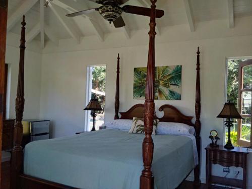 Un pat sau paturi într-o cameră la Terra Cottage, 1 or 2 bedroom Cottage in Hodges Bay