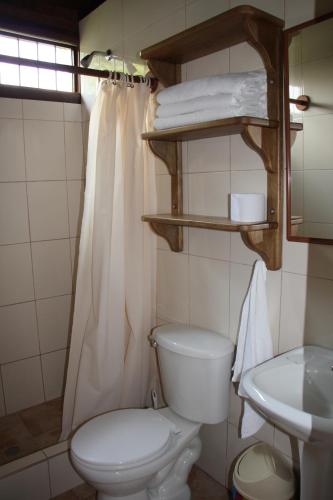 Ett badrum på Casitas de Madera