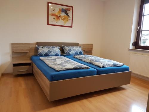 a bedroom with a bed with a blue mattress at Ferienwohnung Ernesto in Rust