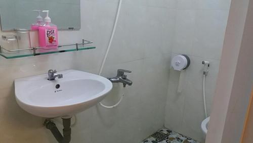 bagno con lavandino bianco e doccia di Lan Thai Ngoc Hotel a Cao Lãnh