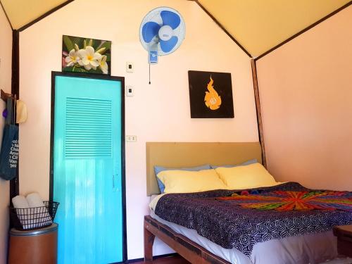 Postel nebo postele na pokoji v ubytování ฺBay Yard Hut