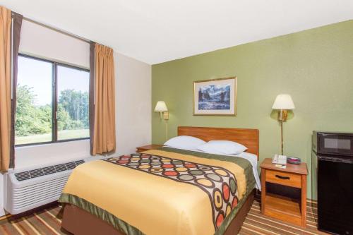 Ένα ή περισσότερα κρεβάτια σε δωμάτιο στο Super 8 by Wyndham Bedford