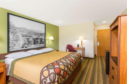 Ένα ή περισσότερα κρεβάτια σε δωμάτιο στο Super 8 by Wyndham Bedford