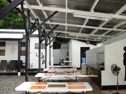 Televisyen dan/atau pusat hiburan di RedDoorz @ Western Highway Lodge Hotel