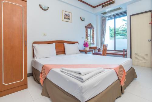 um quarto com uma cama grande e uma varanda em New Siam II - SHA Certified em Bangkok