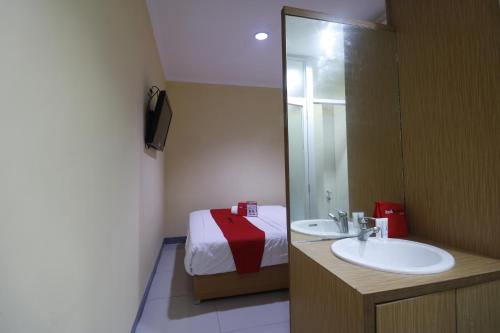 Ванна кімната в RedDoorz near ITC Cempaka Mas