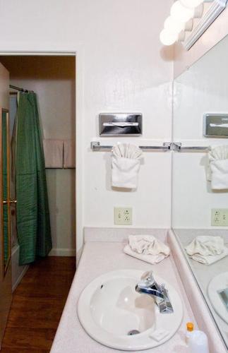 June Lake Motelにあるバスルーム