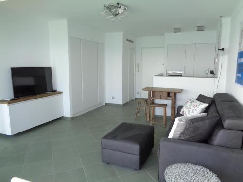 un salon avec un canapé et une table dans l'établissement Studio La Florentina, à Menton