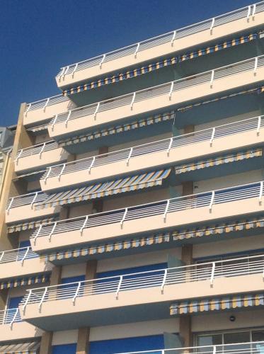 - un grand bâtiment avec des balcons blancs dans l'établissement Studio La Florentina, à Menton