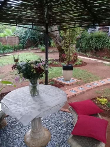 Taman di luar Shalamanzi Lodge