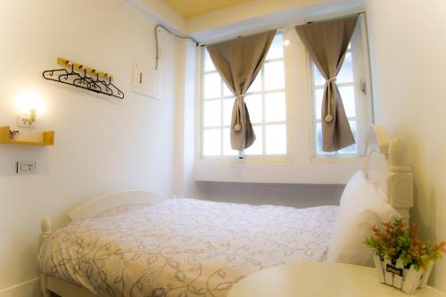 花蓮市的住宿－花蓮鳥窩青年旅舍，一间卧室设有一张床和一个窗口