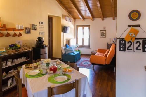 San Colombano al Lambro的住宿－B&B Amici del Colle，一间带桌子的客厅和一间带桌子的客厅
