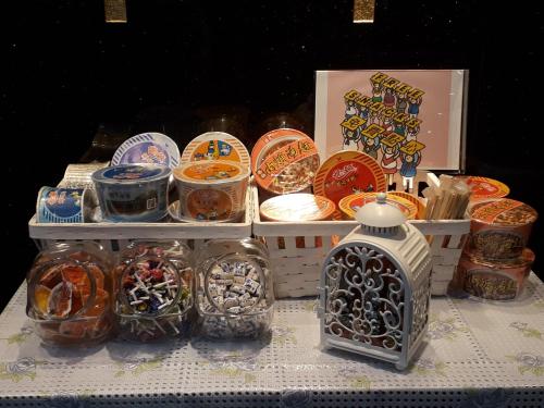 台北的住宿－東驛商旅 西寧館，一张装满不同食物的篮子的桌子