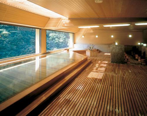 Nishiyama Onsen Keiunkan في Hayakawa: غرفة فارغة مع أرضية زجاجية ونوافذين