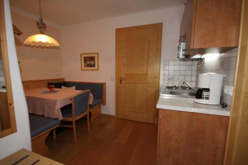Dapur atau dapur kecil di Ferienwohnungen Starchenthof - Wildschönau, Premiumcard inclusive