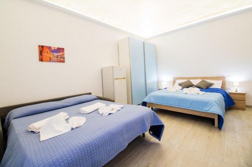 ein Schlafzimmer mit zwei Betten mit Handtüchern darauf in der Unterkunft Dimore dei Marinai Termoli in Termoli