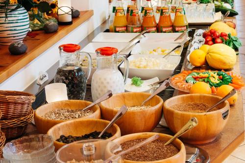 un buffet con ciotole di cibo su un tavolo di "Ferienwohnung Anna" - Annehmlichkeiten von 4-Sterne Familien-und Wellnesshotel Viktoria können mitgenutzt werden a Oberstdorf