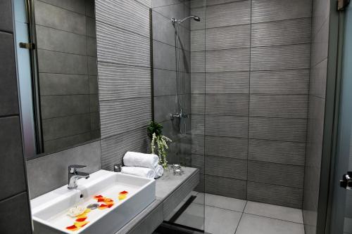 Ванна кімната в City Heart Luxury Studios