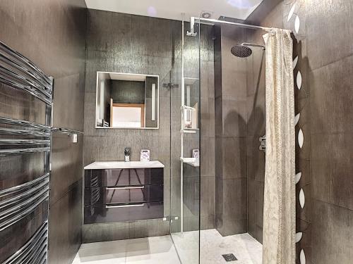 uma casa de banho com um chuveiro e um lavatório. em Nestor&Jeeves - TROIS PROMENADE - Central - Very close sea em Nice