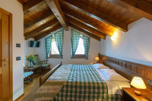 a bedroom with a bed in a room with windows at Agriturismo Giacomino in Gera Lario