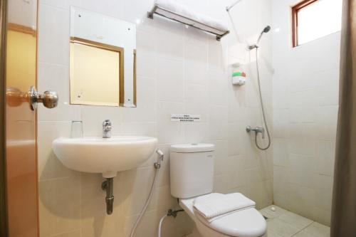 Ванная комната в RedDoorz Syariah Plus near Cirebon Super Block Mall 2