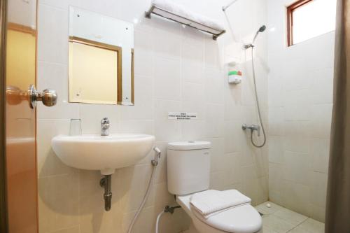 Koupelna v ubytování RedDoorz Syariah Plus near Cirebon Super Block Mall 2