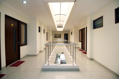 a hallway with a glass shelf in a building at RedDoorz Syariah Plus near Cirebon Super Block Mall 2 in Cirebon