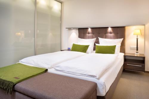 Una cama o camas en una habitación de Bergmann Boardinghouse Osnabrück