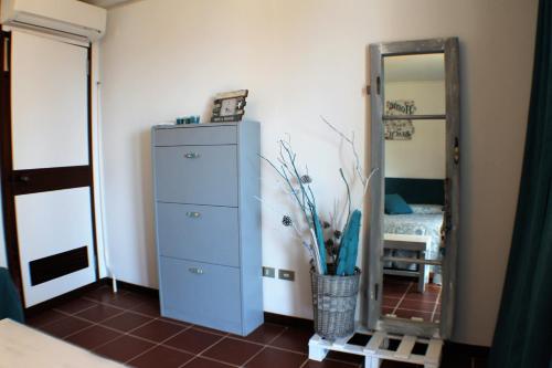 Una habitación con un armario azul y un espejo. en Scaglieri Mare by ArgonautiVacanze, en Portoferraio