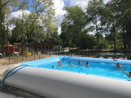 un groupe de personnes dans une piscine dans l'établissement La Sensation, à Matringhem