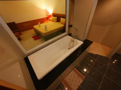 Ένα μπάνιο στο Paradise Hotel โรงแรมพาราไดซ์ท่าม่วง