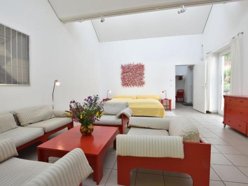 a living room with a couch and a bed at Ferienhaus Ostseeblick in Kühlungsborn in Kühlungsborn